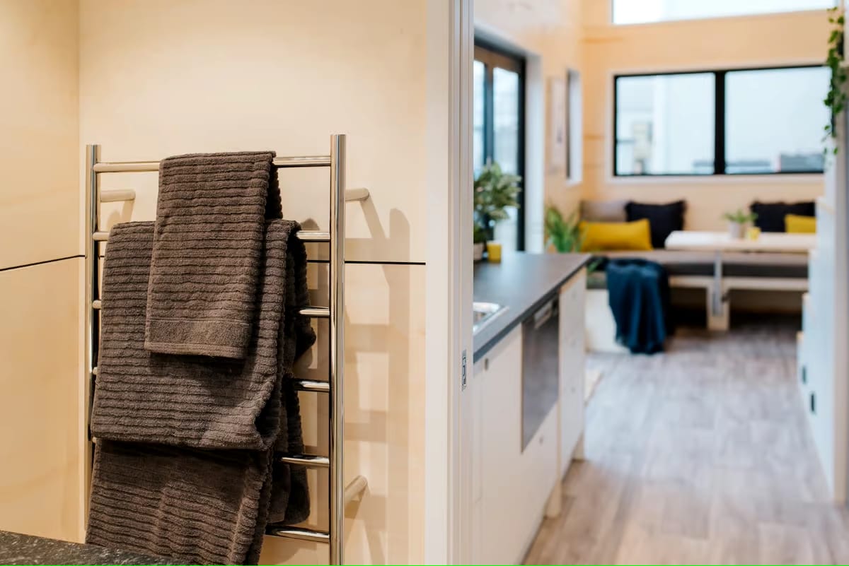 🏡 Tiny House 20 Pieds – Meublée | Neuve | Sur Roues | Revêtement Bois Blanc