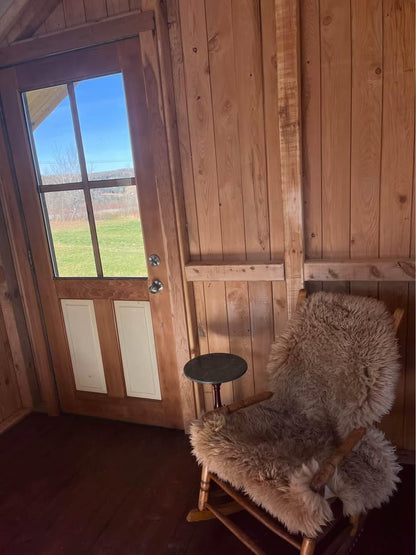 Maison mobile 20 pieds x 8, recouverte en bois usagé, toit en acier, meublée et confortable