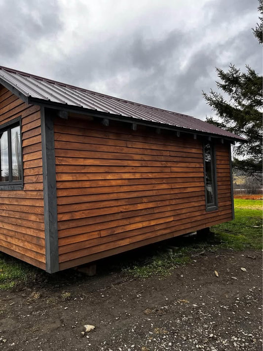 Maison mobile 20 pieds x 8, recouverte en bois usagé, toit en acier, meublée et confortable