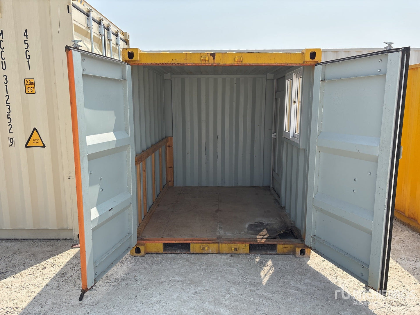 Container 10 Pieds avec Porte d'Homme et Fenêtre Isolée  usager