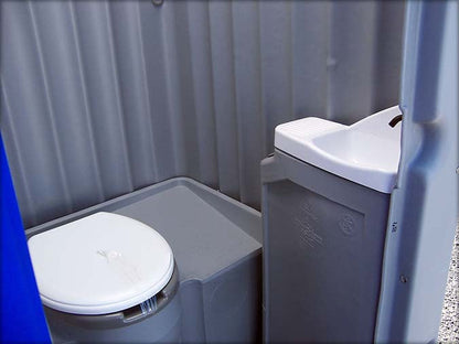 Petite Cabine sanitaire avec douche et toilette