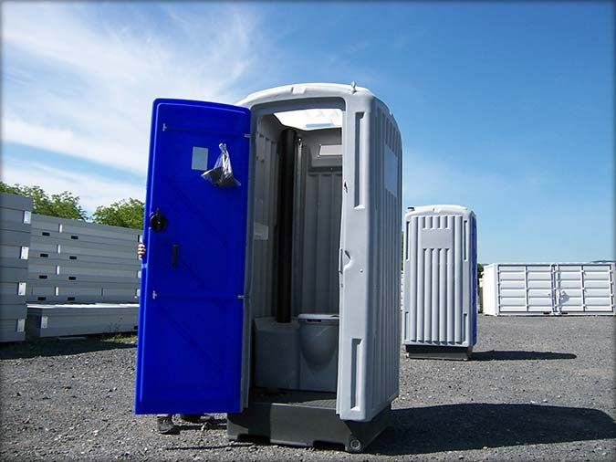 Petite Cabine sanitaire avec douche et toilette