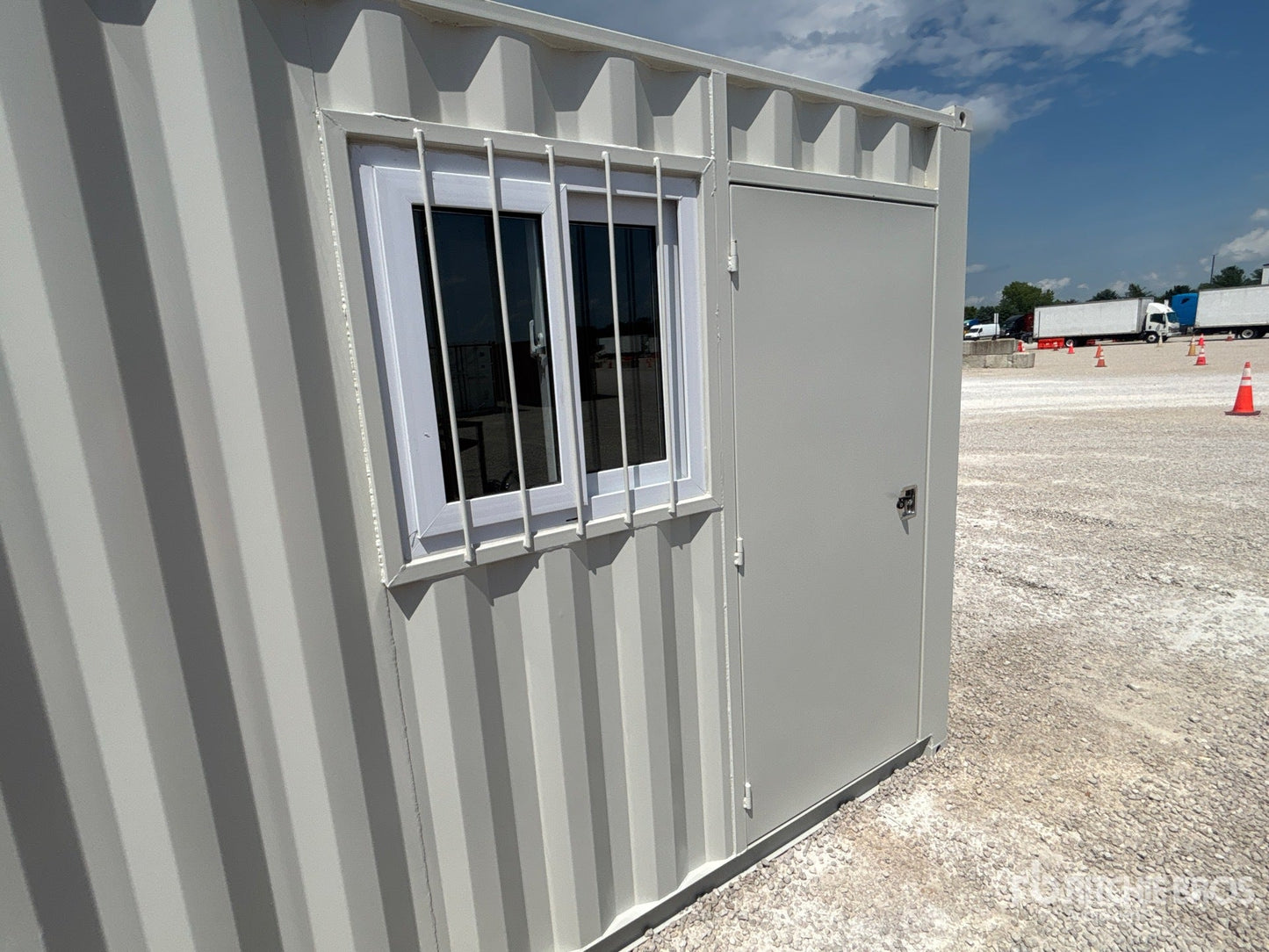 Container 10 Pieds avec Porte d'Homme et Fenêtre Isolée - Idéal pour Stockage Sécurisé et Confortable
