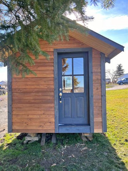 Maison mobile 20 pieds x 8, recouverte en bois usagé, toit en acier, meublée et confortable